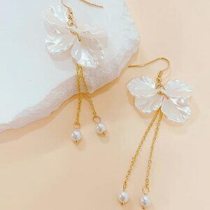 Seaside Elegance – White Shell-Inspired Earrings